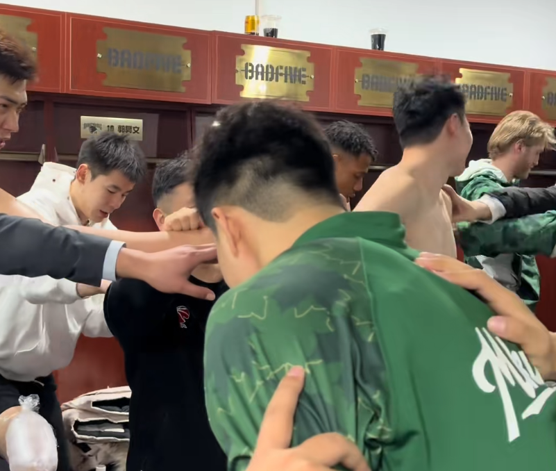 九游官网-胜新疆更衣室！王世龙强调防守与反击，点出求胜欲，无金链子环节